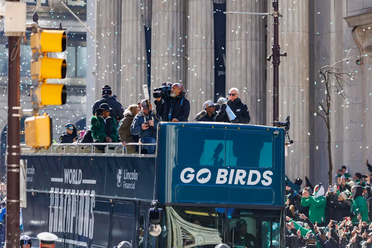 El propietario del equipo, Jeffrey Lurie, encabezó el evento y agradeció el apoyo incondicional de los seguidores.