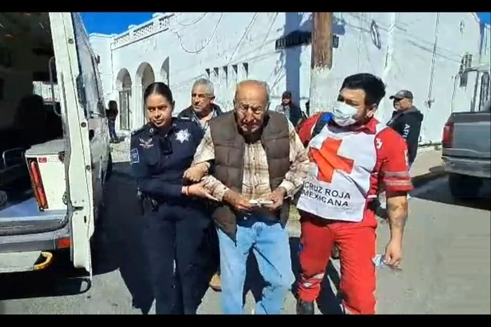 El adulto mayor fue trasladado a un hospital para recibir atención médica, mientras que el agresor fue esposado y llevado a los separos de la Policía Municipal.