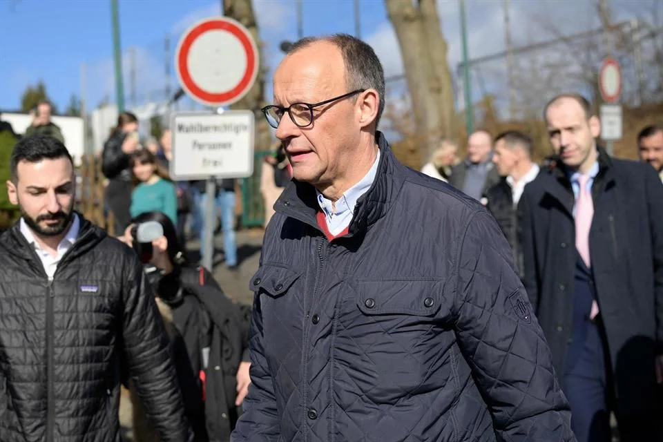 El líder opositor Friedrich Merz celebró la victoria y reafirmó su compromiso de formar un gobierno lo antes posible, descartando cualquier alianza con AfD.