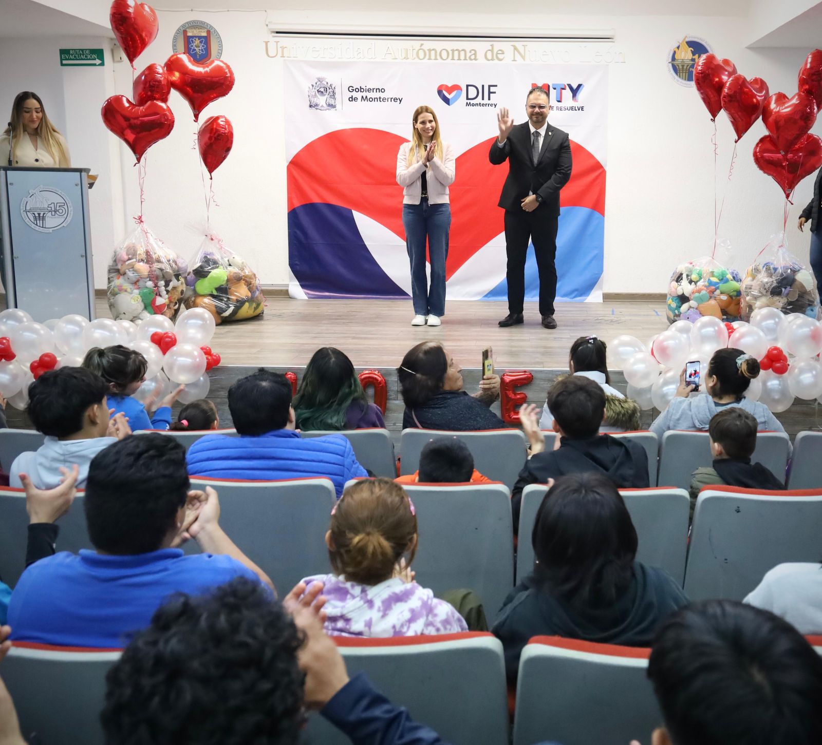 Los estudiantes participaron en talleres de sensibilización que incluyeron dinámicas como fútbol adaptado, elaboración de alimentos, pintura, entre otras actividades permitiéndoles experimentar algunos de las dificultades que enfrentan en su vida diaria las personas con discapacidad.