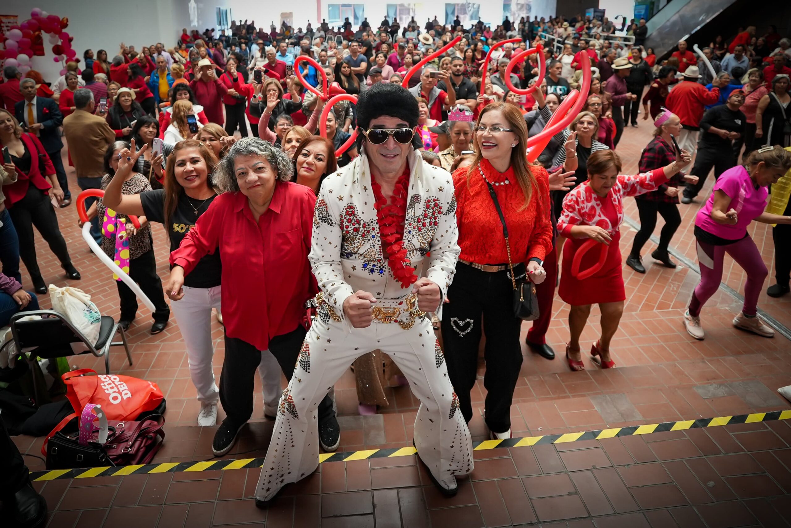 El evento incluyó una presentación sorpresa de un imitador de Elvis Presley, quien cautivó a los asistentes con su interpretación y carisma.