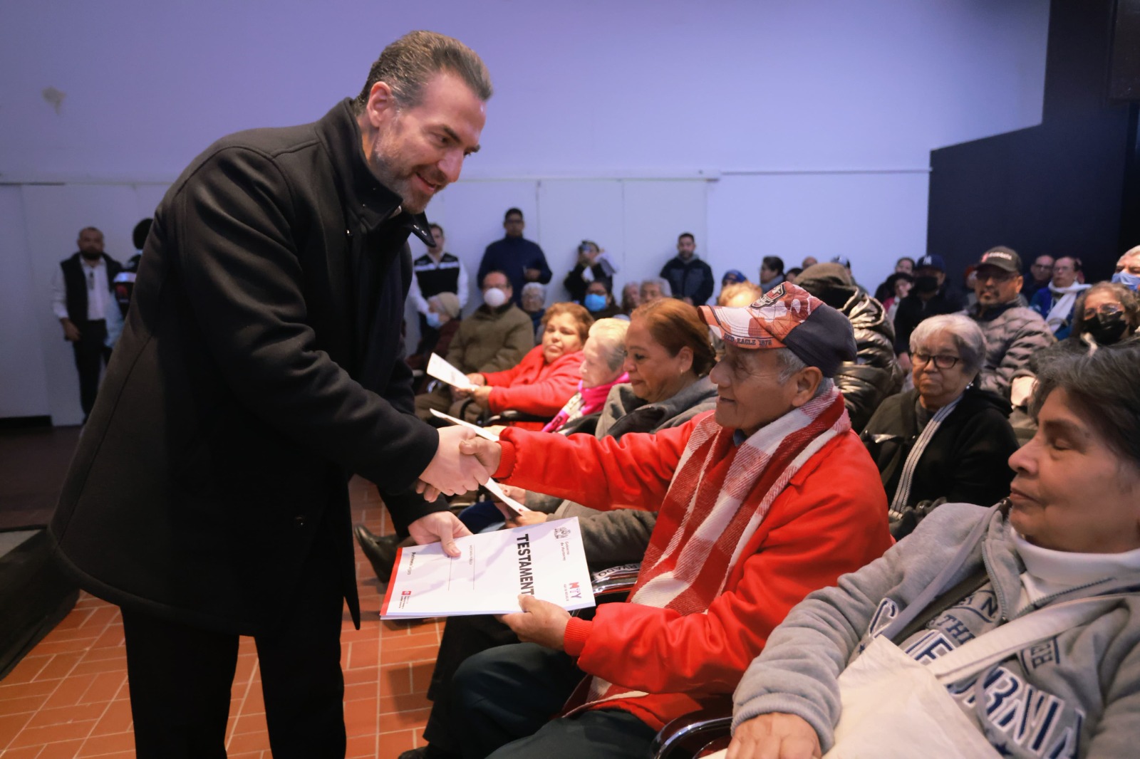 El alcalde Adrián de la Garza reconoce que la certeza jurídica al interior de los hogares también coadyuva a la paz en la ciudad.