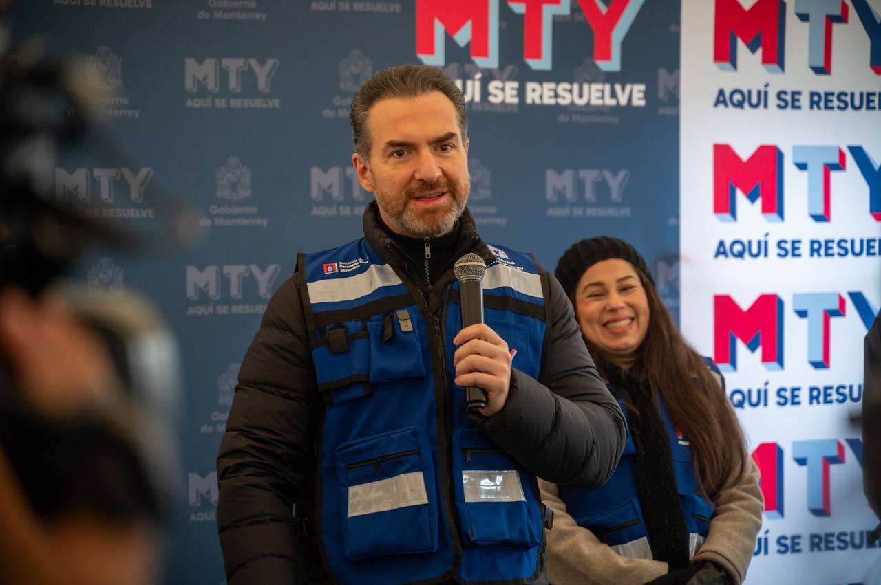 El alcalde Adrián de la Garza estuvo en el sector poniente de la ciudad donde una empresa de la localidad permitió instalar el módulo “drive thru” para la recolección