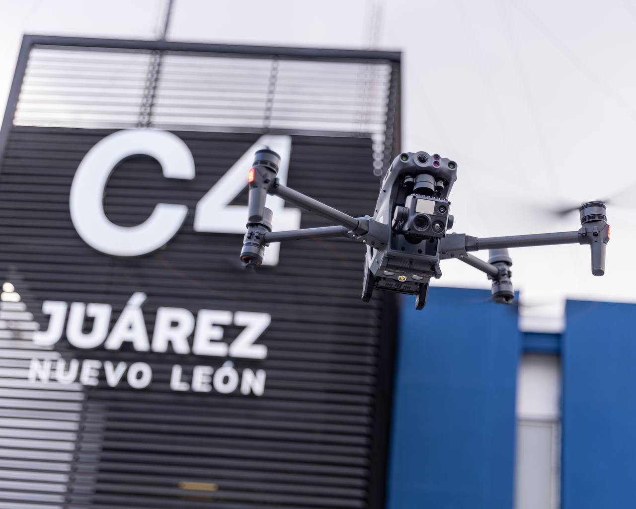 El Capitán Mauricio Ferreira de DJI Enterprise realizó una demostración del dron, mostrando su capacidad para acceder a zonas de difícil alcance.