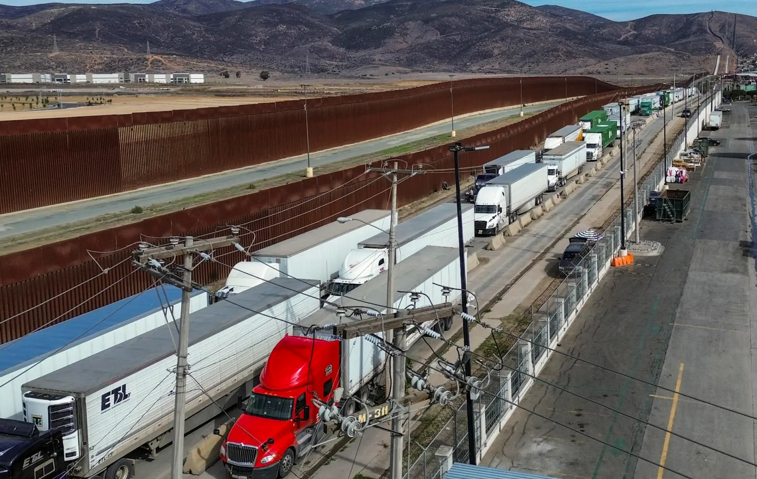 Estas medidas, implementadas en el carril de exportaciones del puerto fronterizo de Otay, han generado filas de hasta 38 kilómetros y caos vial en la zona.