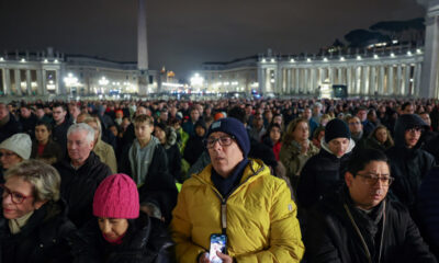 El Vaticano ha informado que el Papa muestra una ligera mejoría, pero sigue bajo observación médica sin un pronóstico definitivo.