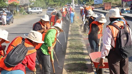 Los migrantes participan en actividades como la limpieza de calles y áreas públicas, lo que les permite obtener ingresos para cubrir sus necesidades básicas