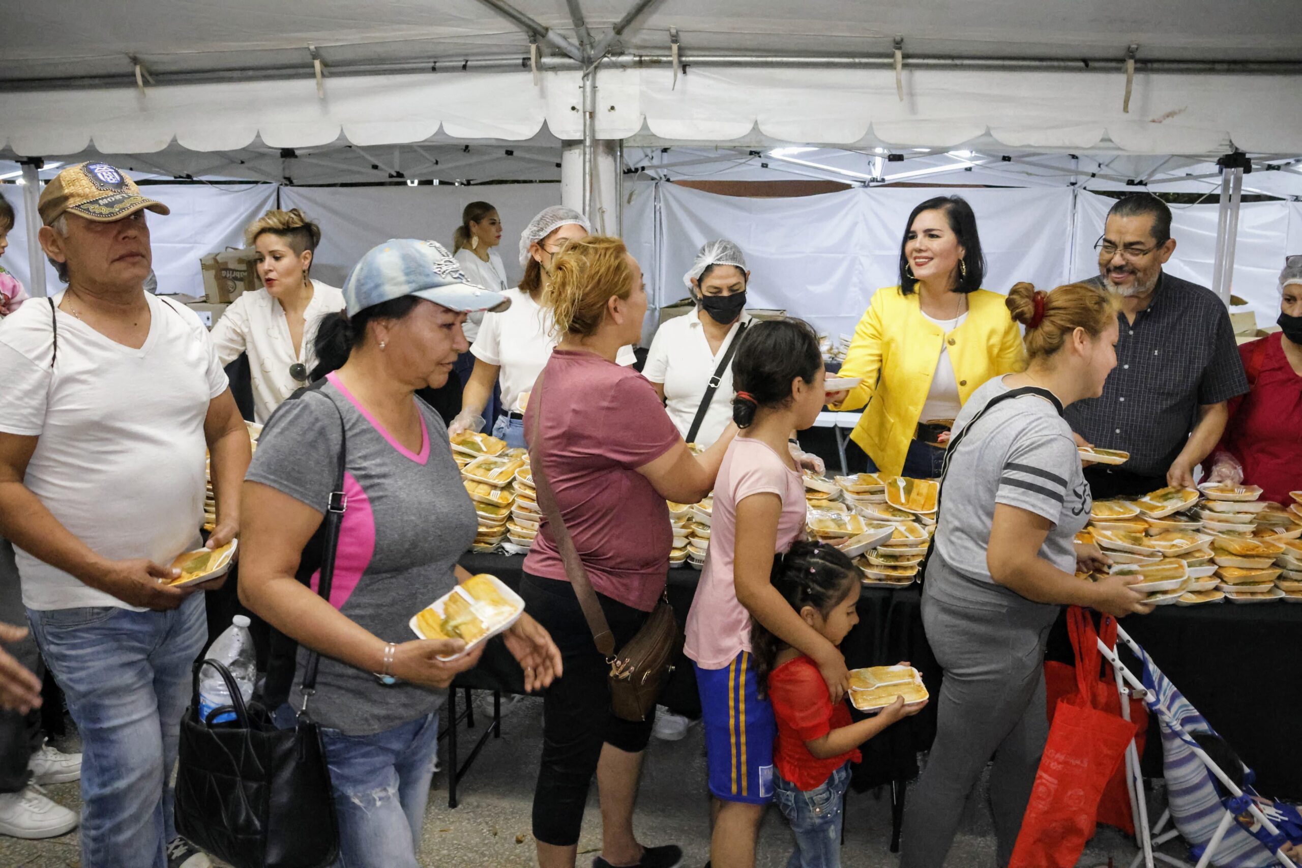 Las familias se reunieron en la Plaza Zaragoza en el evento denominado Regia Tamaliza, para convivir y celebrar de forma gratuita esta tradición católica.