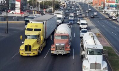 El alcalde Adrián de la Garza resaltó que el municipio ha venido vigilando el cumplimiento de los horarios establecidos en el reglamento de tránsito, que limita la circulación de tráileres en avenidas principales durante horarios pico.