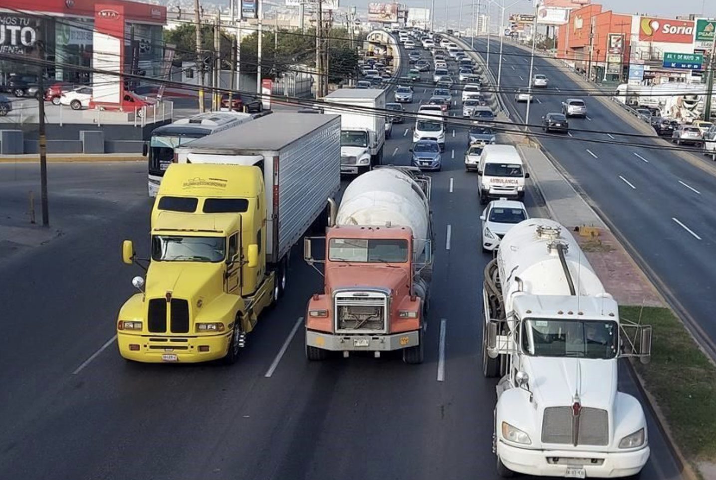 El alcalde Adrián de la Garza resaltó que el municipio ha venido vigilando el cumplimiento de los horarios establecidos en el reglamento de tránsito, que limita la circulación de tráileres en avenidas principales durante horarios pico.