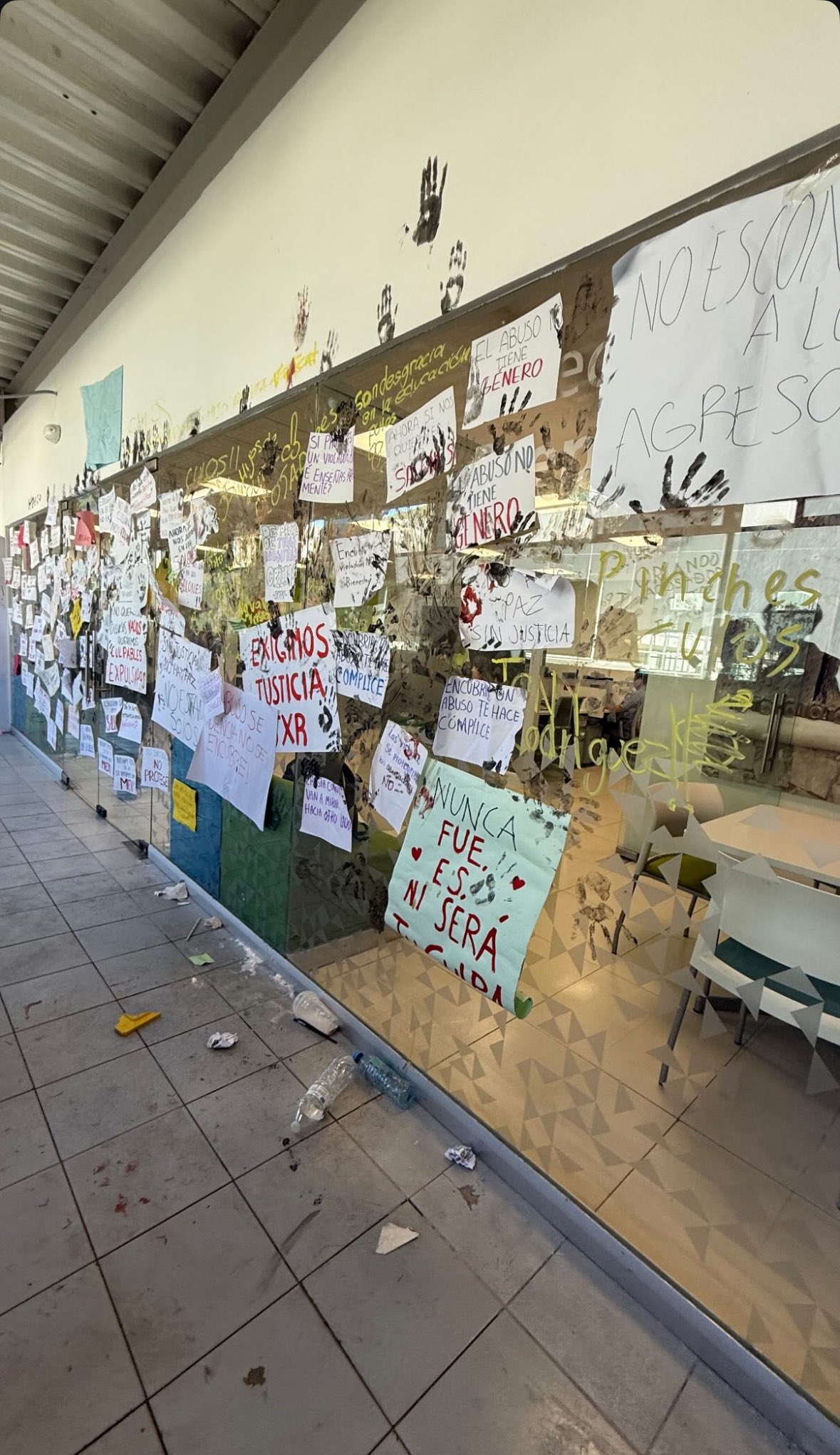 Tras la reunión, algunos estudiantes realizaron pintas en el edificio de preparatoria en rechazo a la postura de la escuela.