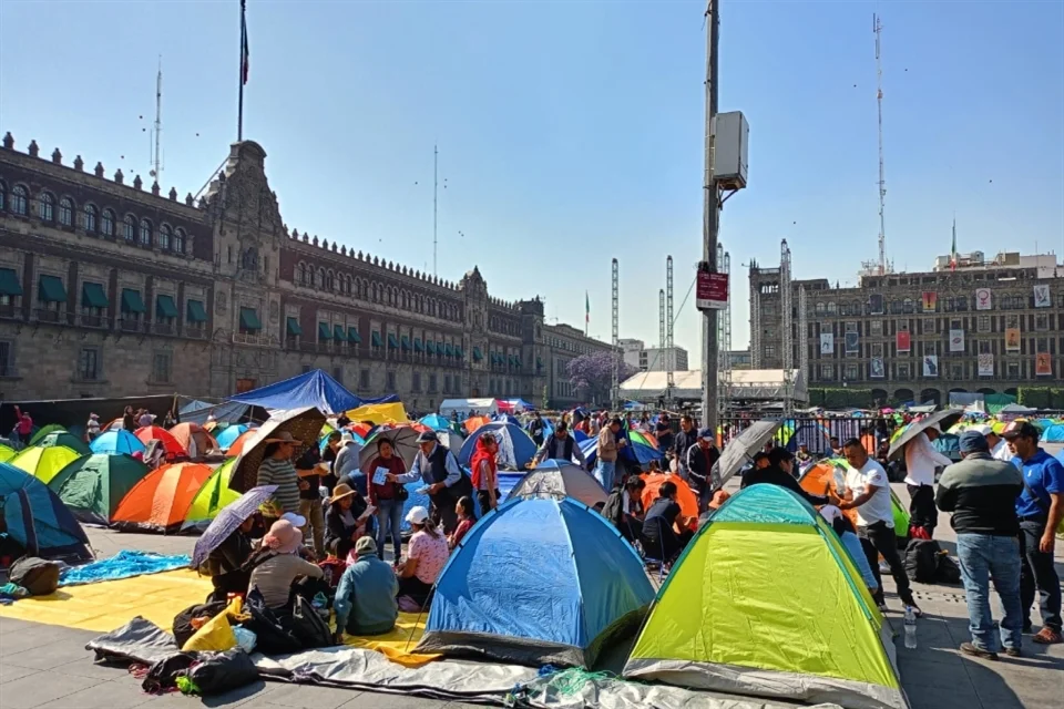 El líder de la Sección 9 en la Ciudad de México, Pedro Hernández, señaló que la firma del documento que oficializa el retiro de la reforma no es suficiente y que la CNTE continuará con su plantón hasta lograr acuerdos definitivos