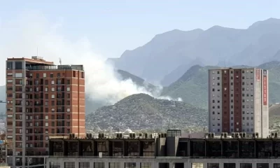 . El fuego, de origen desconocido, consumió hierba y desechos en la zona, mientras los socorristas trabajaban intensamente para controlarlo.