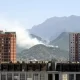 . El fuego, de origen desconocido, consumió hierba y desechos en la zona, mientras los socorristas trabajaban intensamente para controlarlo.