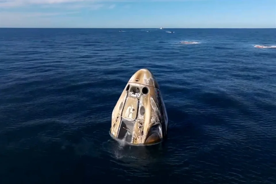 El retraso en el regreso de los astronautas se debió a fallos técnicos en la cápsula Starliner de Boeing, que inicialmente debía llevarlos de vuelta tras un breve periodo de prueba.