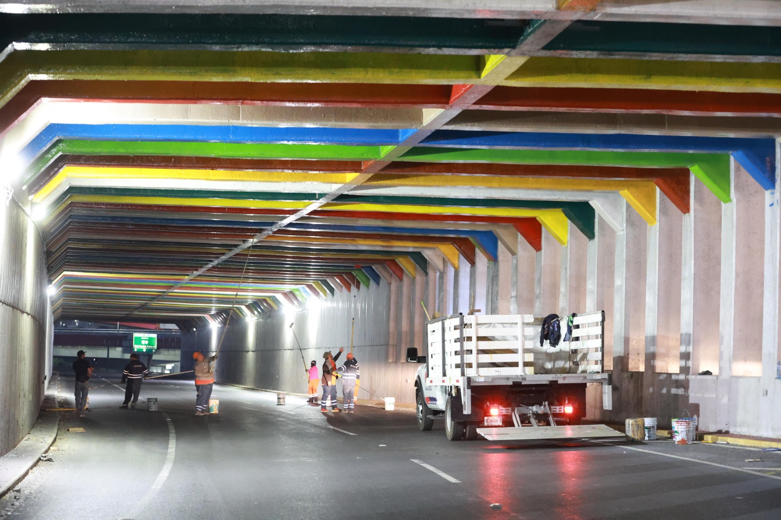 En el puente Gonzalitos, se llevaron a cabo trabajos de limpieza, pintura, barrido, bacheo e iluminación en un tramo de 4,400 metros lineales.