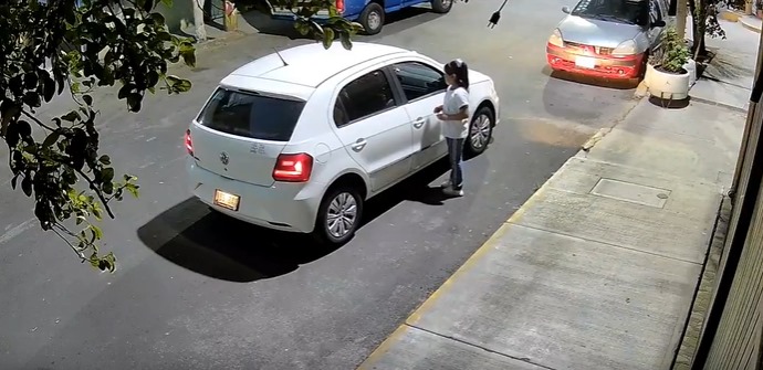 El hombre a bordo de un vehículo blanco le arrojó un líquido con una jeringa a la menor tras pedirle indicaciones