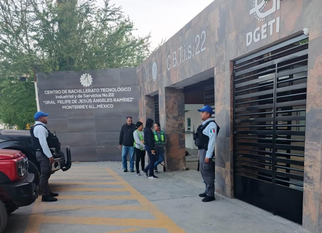 De acuerdo con el personal del plantel, la advertencia apareció el día anterior en el baño de los varones y señalaba que habría un ataque armado el jueves, lo que generó temor entre alumnos y docentes.