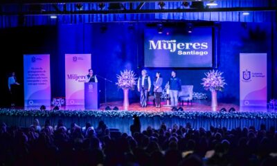 Al presentar a los conferencistas, el Alcalde reconoció las aportaciones de la mujer en el ámbito social, económico y político de Santiago.