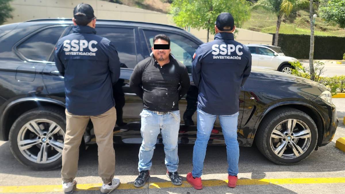 Elementos de la Secretaría de la Defensa Nacional, Marina, Guardia Nacional y otras corporaciones desplegaron un operativo en la carretera Teocelo-Baxtla, donde identificaron y aseguraron al prófugo.