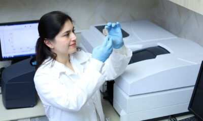 Investigadora de la UANL patenta innovadores proyectos para descontaminación del aire Edith Luévano Hipólito, investigadora de la Facultad de Ingeniería Civil de la Universidad Autónoma de Nuevo León (UANL), ha desarrollado importantes avances en el área ambiental con el registro de dos patentes enfocadas en la mejora de la calidad del aire. Además, actualmente tiene dos proyectos más en proceso de aprobación por el Instituto Mexicano de la Propiedad Industrial (IMPI), consolidándose como una referente en la aplicación de tecnologías sustentables. Su trayectoria en investigación comenzó durante su maestría en Ingeniería de Materiales, cuando, motivada por su asesor, inició proyectos orientados a la descontaminación atmosférica. Uno de sus desarrollos más destacados es una pintura especial que imita la fotosíntesis de las plantas, diseñada para capturar partículas contaminantes y mejorar la calidad del aire en zonas urbanas. Este avance la hizo acreedora al Premio a la Investigación UANL en 2019. Actualmente, sus proyectos en espera de patente están centrados en la reducción y aprovechamiento del dióxido de carbono (CO2), transformándolo en productos de valor agregado, como fuentes de energía renovable. Además, trabaja en el desarrollo de materiales fotoactivos que, además de purificar el ambiente, pueden inhibir el crecimiento de microorganismos patógenos, contribuyendo a la salud pública. Como docente e investigadora en el departamento de ecomateriales y energía, Luévano Hipólito ha difundido sus hallazgos a través de publicaciones científicas y artículos de divulgación. Su trabajo refleja el compromiso de la UANL con la innovación y la sustentabilidad, generando soluciones aplicables a la problemática ambiental global.