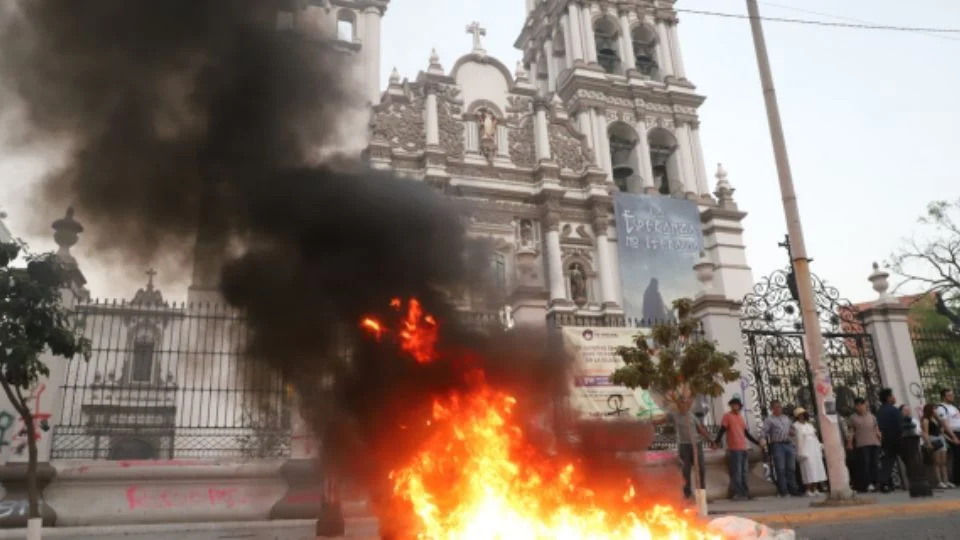 A pesar de estos hechos, el saldo de la marcha fue mayormente blanco, con excepción de una mujer que resultó lesionada al incendiarse por la quema de pancartas