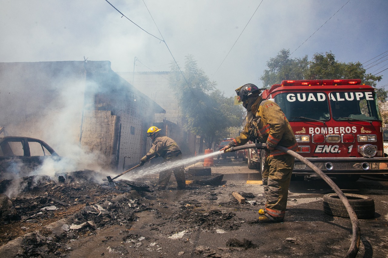 El gobernador también indicó que, además de los 50 millones de pesos, se analizará la posibilidad de destinar recursos adicionales para la adquisición de nuevo equipo y mejorar la capacidad operativa de los bomberos