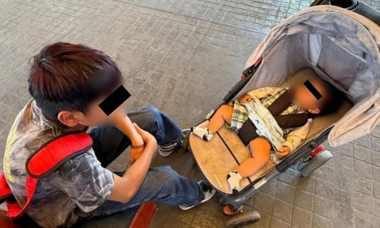 El niño mostró a los policías un papel con un número telefónico. Tras una llamada, los padres de los menores, una mujer de 38 años y un hombre de 40, llegaron al lugar y fueron plenamente identificados por su hijo.