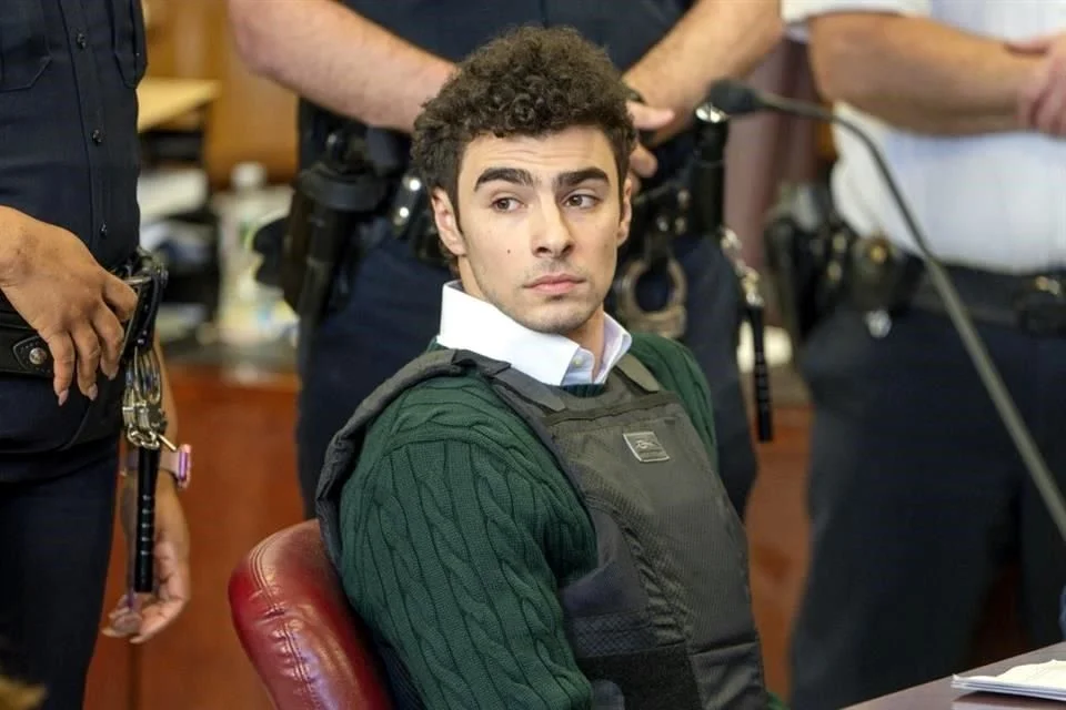 Mangione enfrenta cargos de homicidio a nivel federal y estatal, en un caso que ha conmocionado al sector empresarial y encendido la furia de los críticos de las aseguradoras médicas.