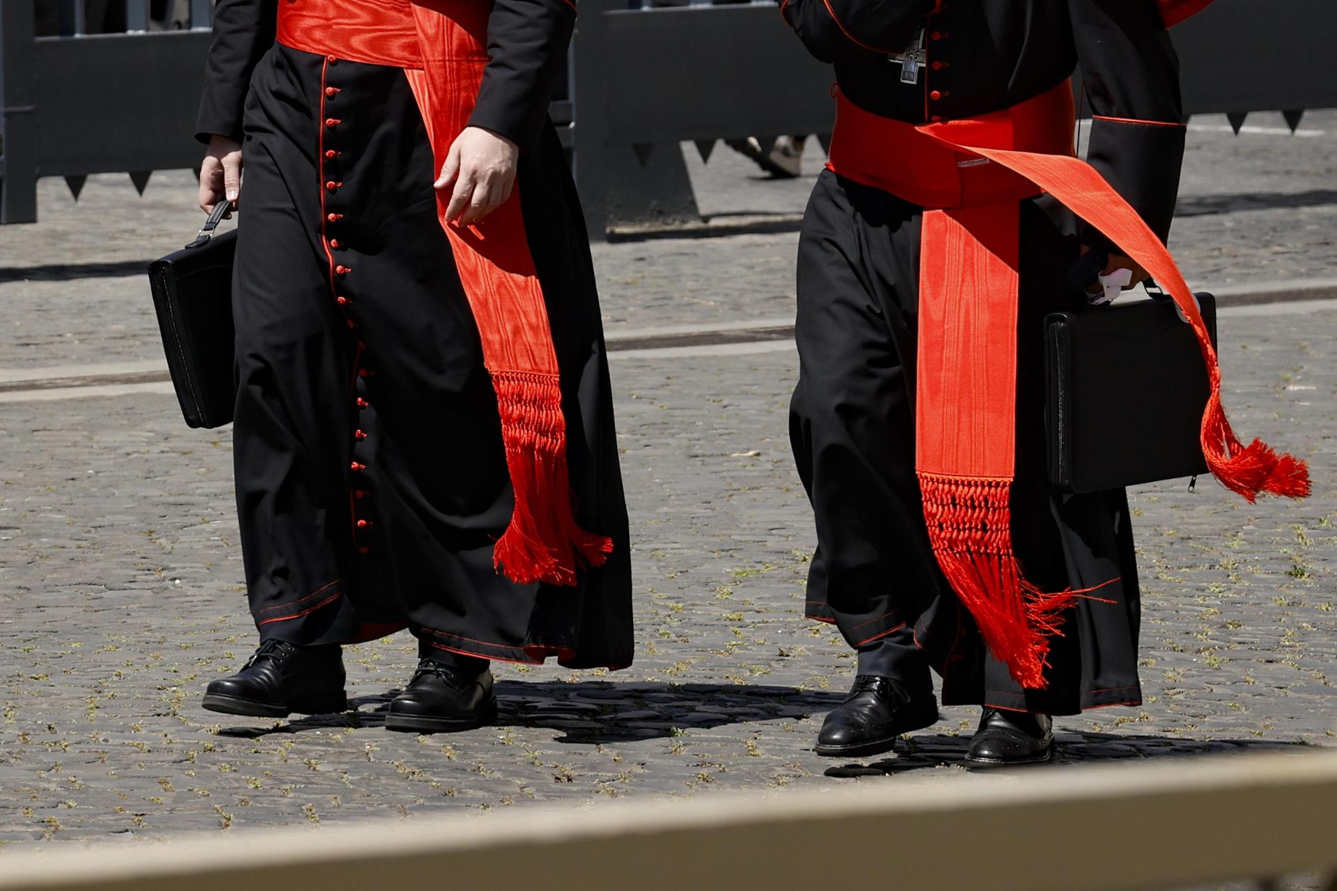 . El 5 de mayo tendrá lugar el juramento del personal que asistirá a los cardenales durante el proceso de elección, incluyendo enfermeros, asistentes logísticos y celebrantes litúrgicos