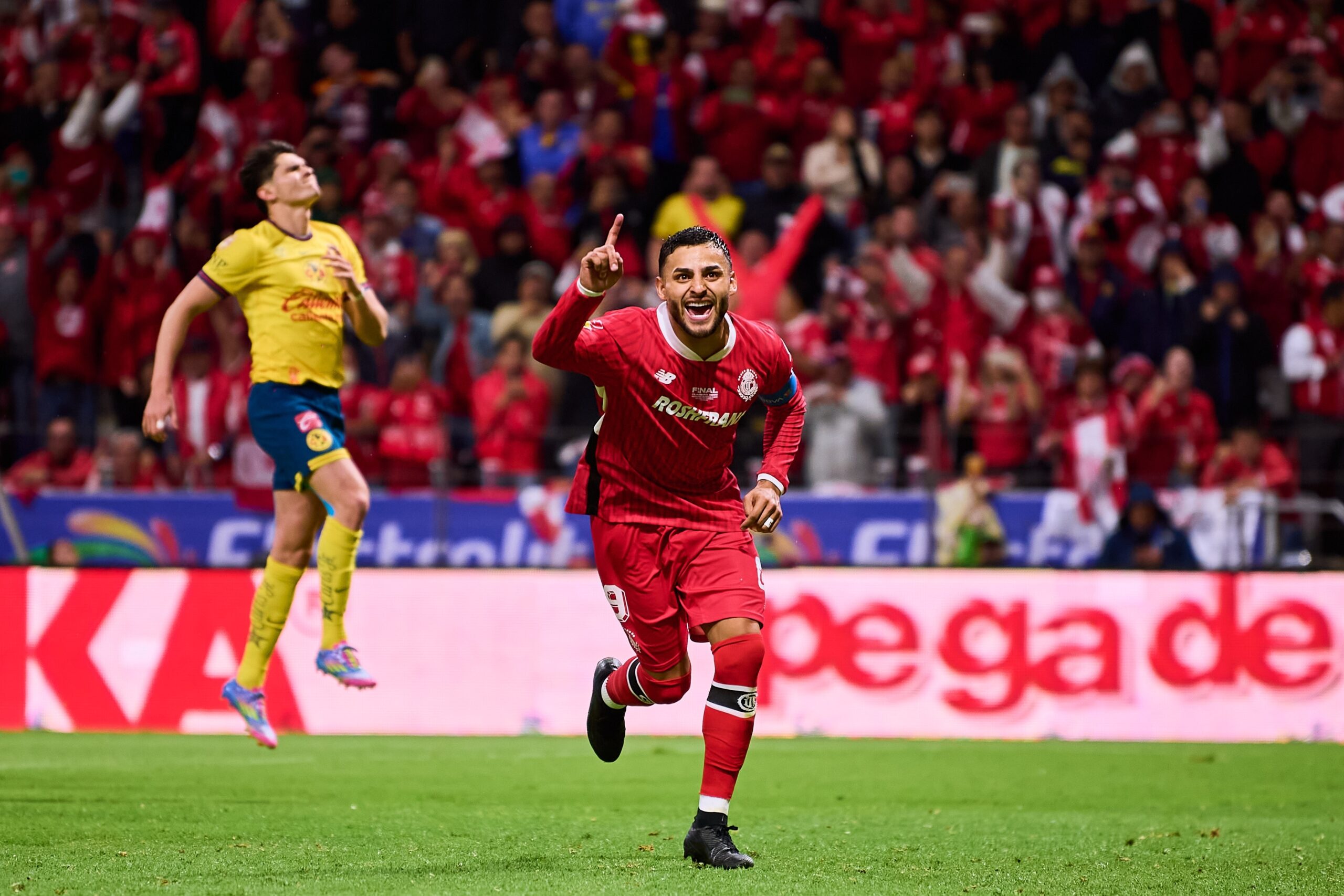 El golpe definitivo llegó al minuto 82, cuando el árbitro César Ramos señaló penal a favor de Toluca tras una falta de Cáceres sobre Robert Morales.