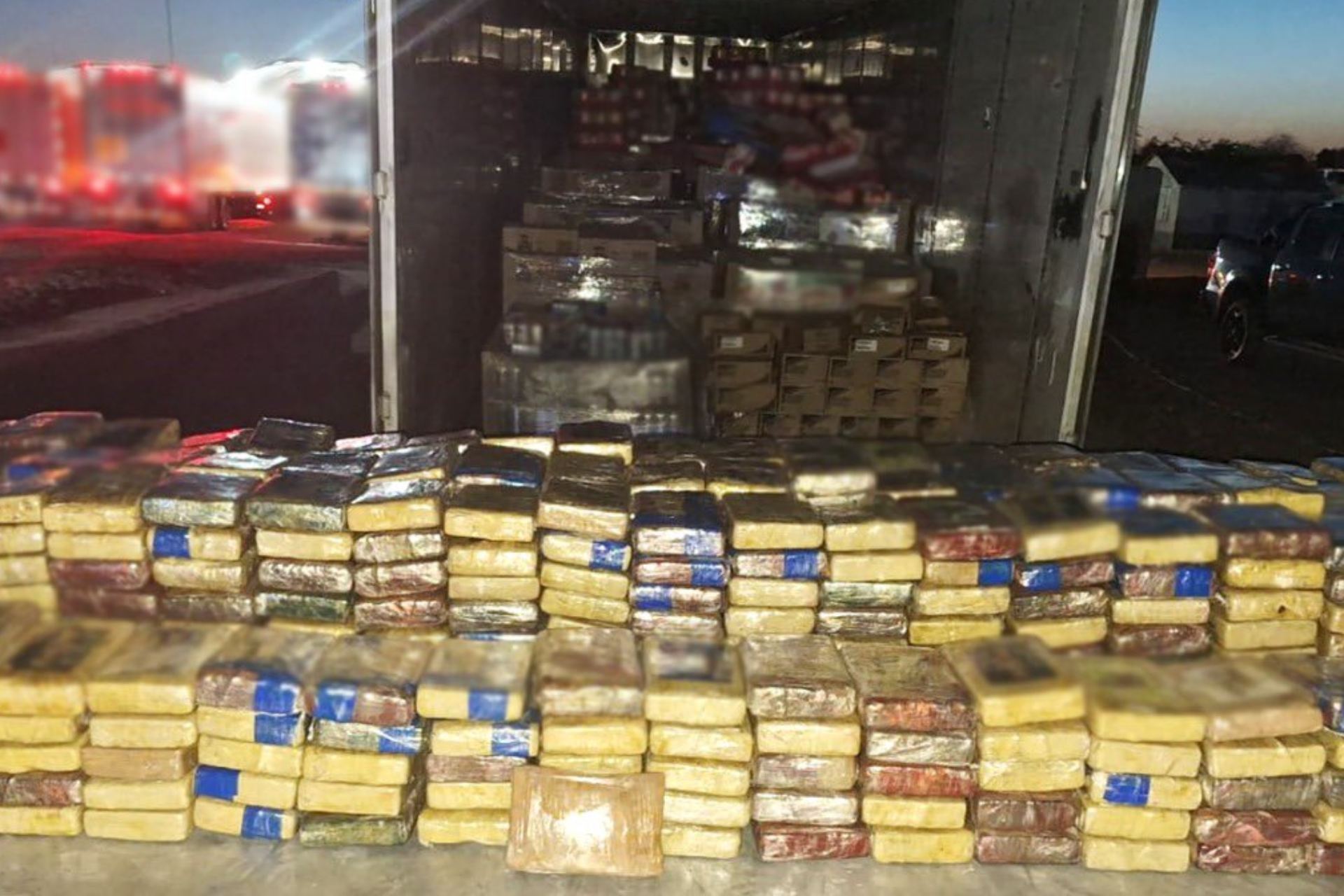 Los agentes de la Secretaría de la Defensa Nacional (Sedena) y de la Guardia Nacional procedieron a interceptar la unidad y realizar una inspección, en la que encontraron 701 kilos de cocaína, equivalentes a aproximadamente 2.1 millones de dosis.