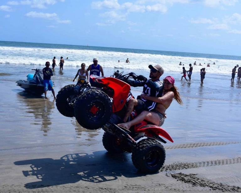 Durante los operativos de seguridad desplegados en distintos puntos de la ciudad, incluyendo accesos y zonas turísticas, se inspeccionaron 99 vehículos y 417 motocicletas mediante la Plataforma México