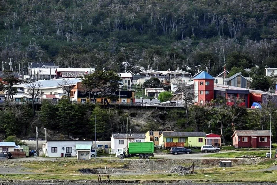 El Servicio Nacional de Prevención y Respuesta ante Desastres (Senapred) ordenó inicialmente evacuar el borde costero, incluyendo la zona del Estrecho de Magallanes y el territorio chileno antártico