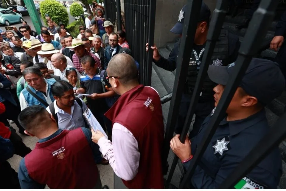 En la mesa de diálogo participan la titular de Gobernación, Rosa Icela Rodríguez; el Secretario de Educación, Mario Delgado; y un representante de la Secretaría de Hacienda.