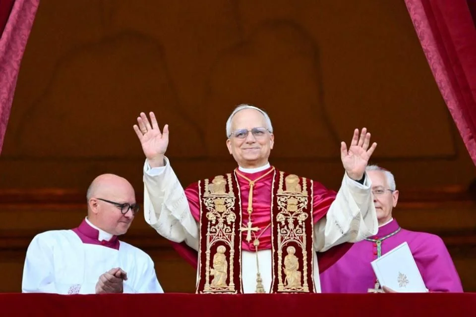 El nuevo Papa hizo un llamado a la unidad y a la esperanza: “Dios nos quiere, Dios nos ama a todos. El mal no va a prevalecer... Sin miedo, unidos, mano en la mano de Dios y entre nosotros, sigamos adelante. Seamos discípulos de Cristo”.