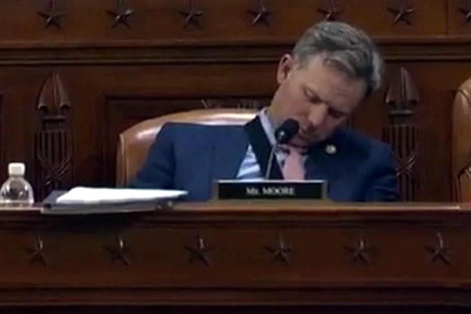 Horas antes del incidente, Blake Moore había tomado la palabra para defender el proyecto fiscal, argumentando que protegería a los contribuyentes estadounidenses de futuros aumentos de impuestos.