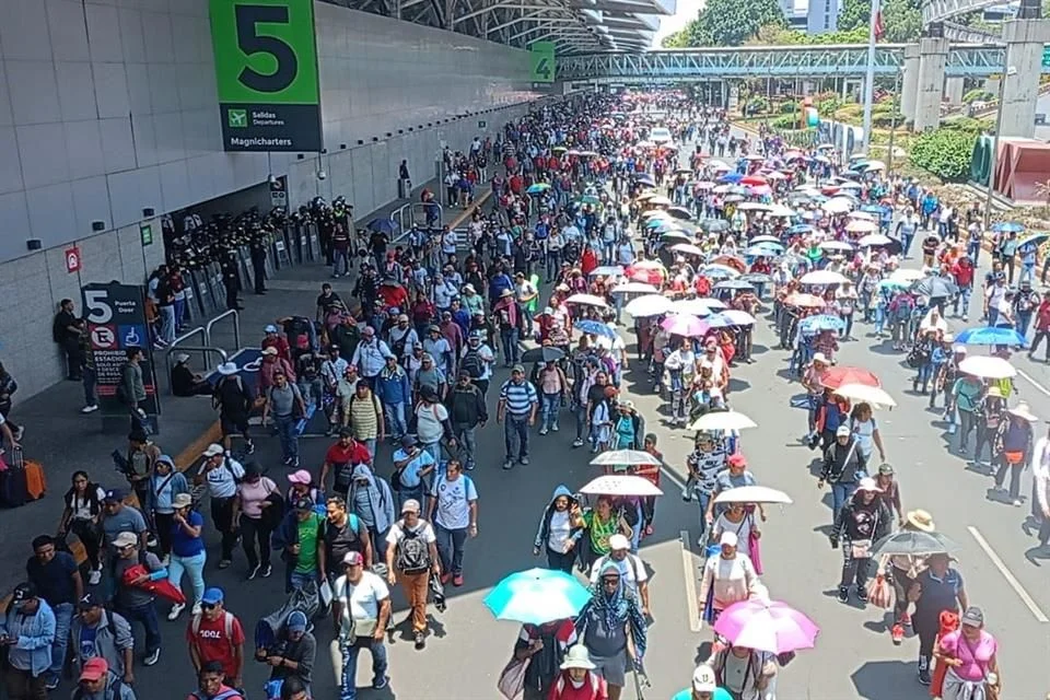 . A pesar de las afectaciones, fuentes del aeropuerto señalaron que no se ha cancelado ningún vuelo hasta el momento. Se reportó también que algunos manifestantes vandalizaron cámaras de vigilancia en la Terminal 2.