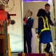 En las imágenes, Emmanuel Macron se adelanta hacia la salida del avión y gira hacia su esposa, quien, con un gesto aparentemente brusco, le empuja la cara con la mano.