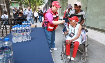 Este jueves, la presidenta del DIF Monterrey, Gaby Oyervides, junto con la directora general, Ivonne Álvarez y la diputada local Perla Villarreal, acudió a las afueras de la estación del Metro Hospital para repartir agua entre los transeúntes.