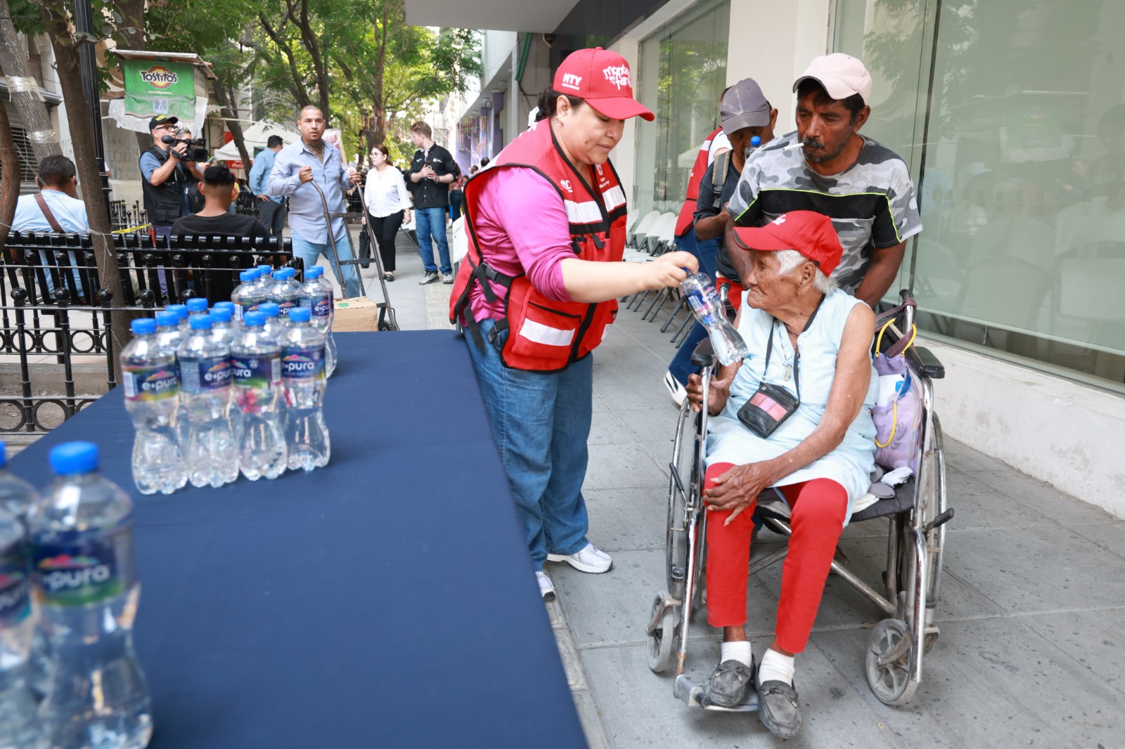 Este jueves, la presidenta del DIF Monterrey, Gaby Oyervides, junto con la directora general, Ivonne Álvarez y la diputada local Perla Villarreal, acudió a las afueras de la estación del Metro Hospital para repartir agua entre los transeúntes.