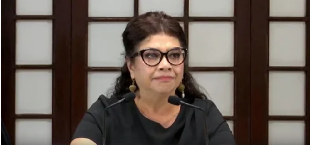 Durante el acto, Brugada pidió a los asistentes guardar un minuto de silencio en memoria de los funcionarios asesinados, gesto que marcó el tono solemne de la conferencia.
