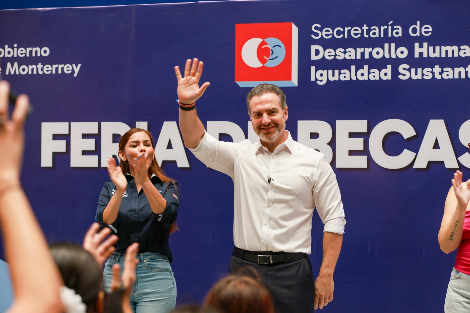 El alcalde Adrián de la Garza recorre junto con cientos de jóvenes los módulos de las instituciones académicas presentes.