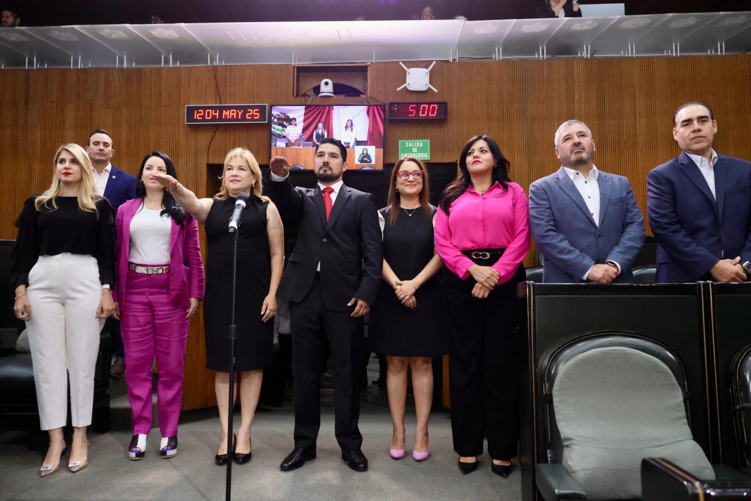 Durante la sesión de cierre, se tomó protesta a los nuevos diputados del PRI, Bertha Alicia Garza y Fernando Aguirre, quienes sustituyen a Ivonne Álvarez y Rafael Ramos, ahora funcionarios municipales en Monterrey.