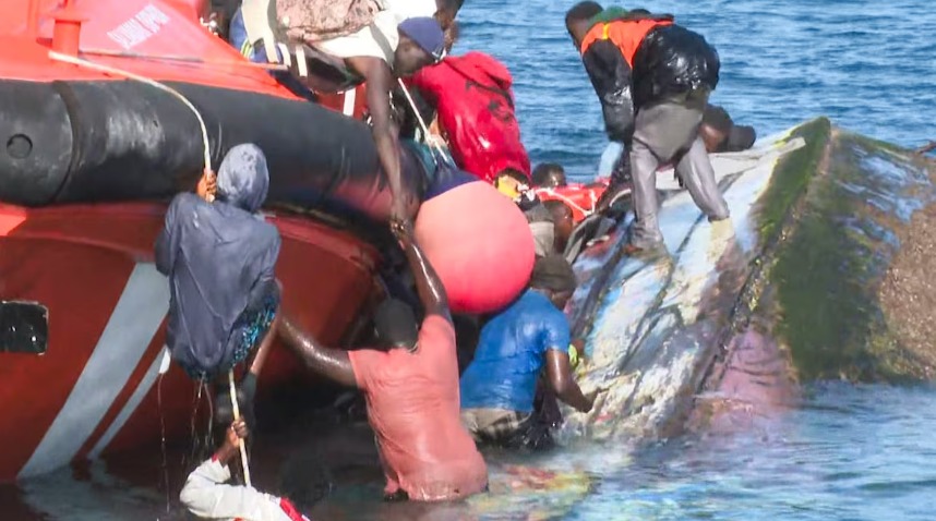 El delegado del Gobierno en Canarias, Anselmo Pestana, calificó el hecho como un “momento trágico” y señaló que el mal estado del mar y el extremo agotamiento de los migrantes dificultaron los rescates.