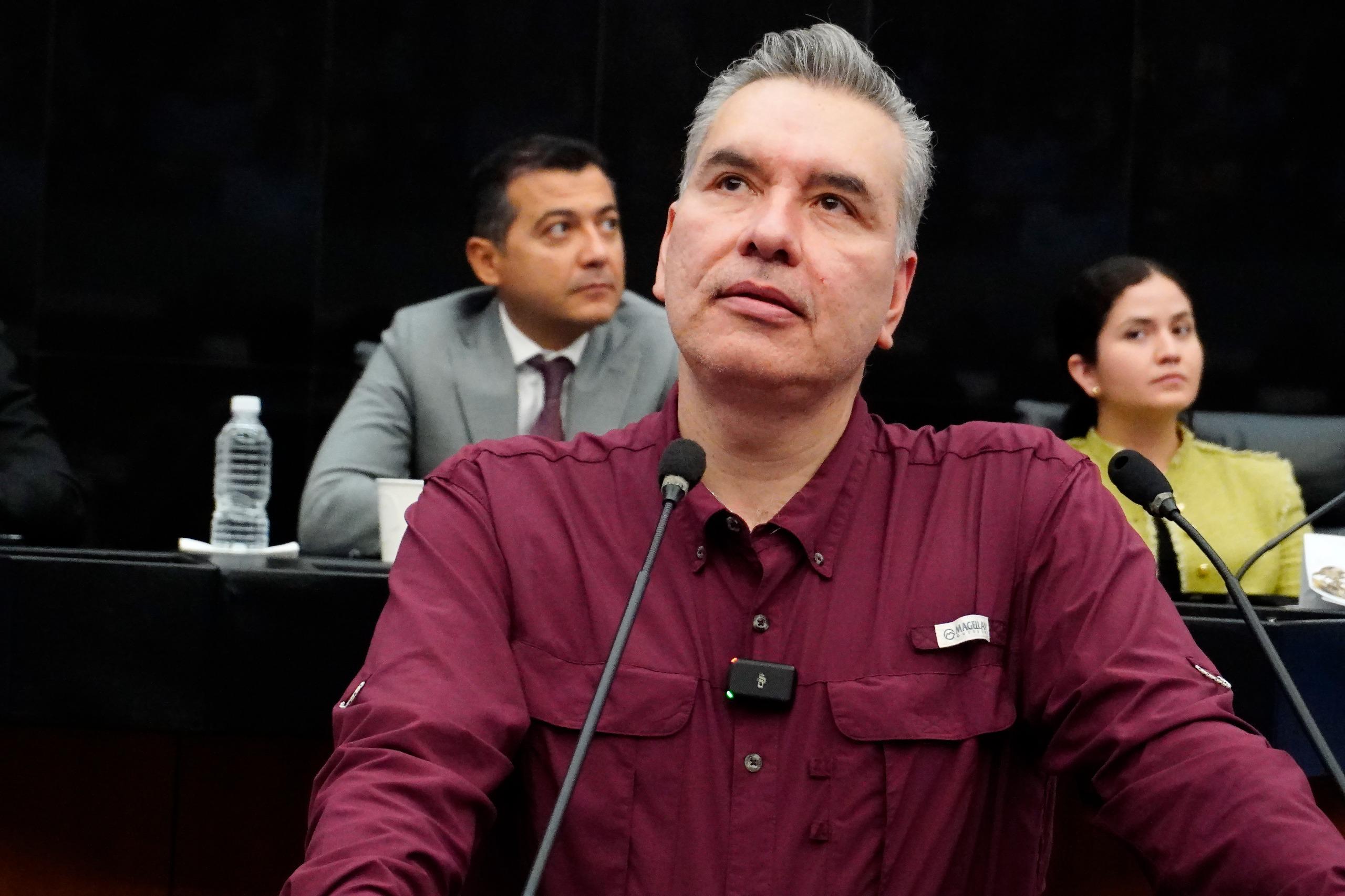 LIDERA MX es una plataforma nacional que promueve el desarrollo de jóvenes mexicanos en cuatro ejes estratégicos: social, político, empresarial y altruista.
