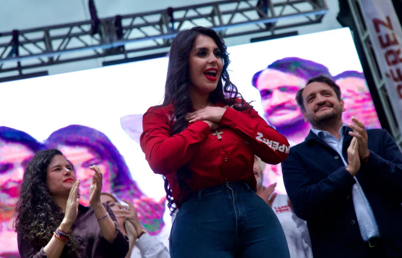 La presidenta nacional de Morena, Luisa María Alcalde, calificó el arresto como ilegal y exigió la liberación inmediata de la aspirante. "¡Basta de abusos! Dejen al pueblo decidir en libertad", escribió en redes sociales.