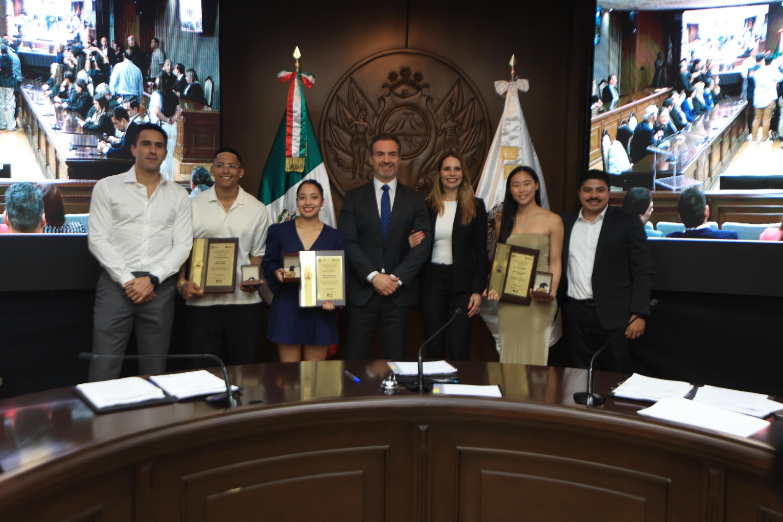 El alcalde Adrián de la Garza Santos entregó las preseas alusivas y los felicitó por sus exitosas actuaciones en competencias a nivel internacional.