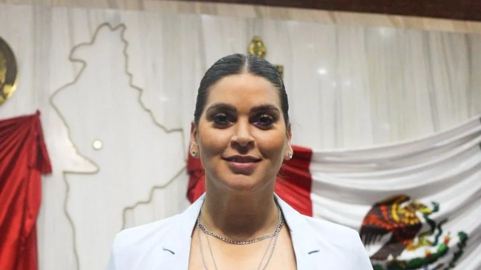 La diputada relató que, tras el robo, abordaron su vehículo y dieron aviso inmediato a las autoridades. Elementos de la Policía de Monterrey acudieron rápidamente al lugar para tomar la denuncia y realizar las primeras diligencias.