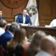 El gobierno de Monterrey y decenas de instituciones educativas ofrecen descuentos a jóvenes en situación económica vulnerable para continuar sus estudios.